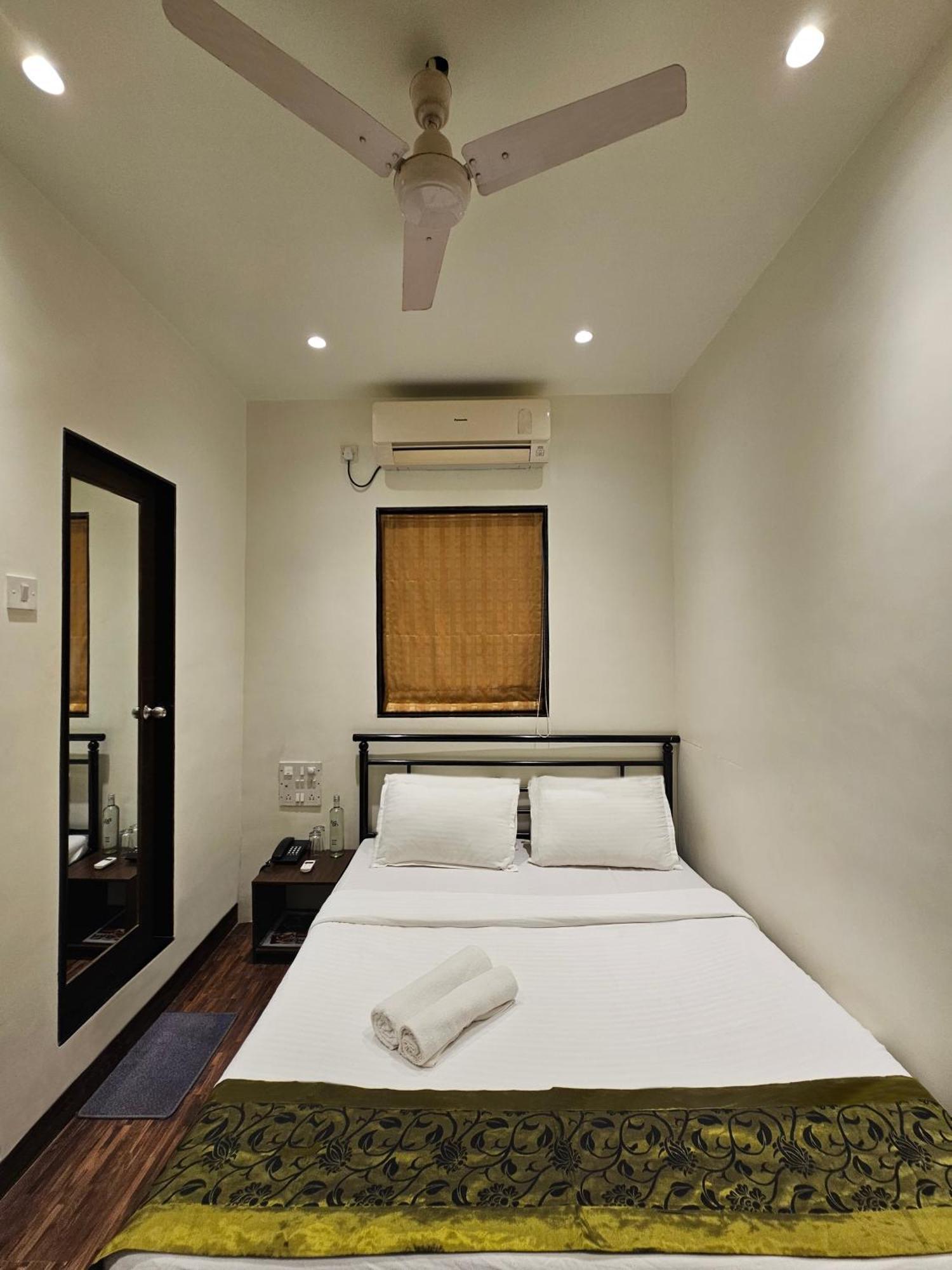 Hotel Kumkum Mumbai Exteriör bild