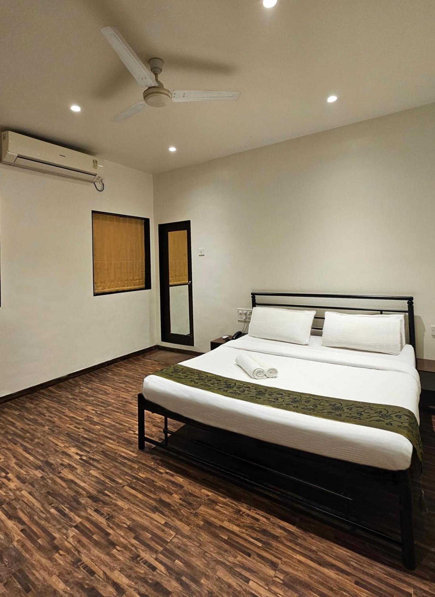 Hotel Kumkum Mumbai Exteriör bild